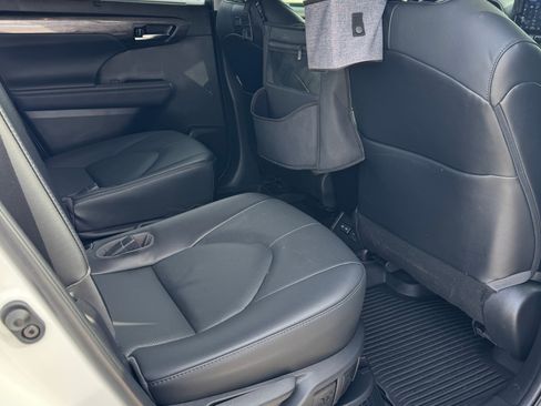 Used 2022 Toyota Highlander Limited image 16