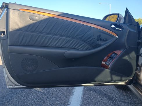 Used 2005 Mercedes-Benz CLK 320 Coupe image 28