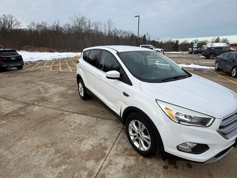 Used 2017 Ford Escape SE image 4