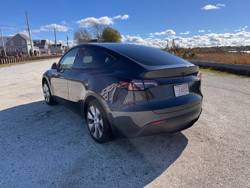 Used 2024 Tesla Model Y Long Range image 9