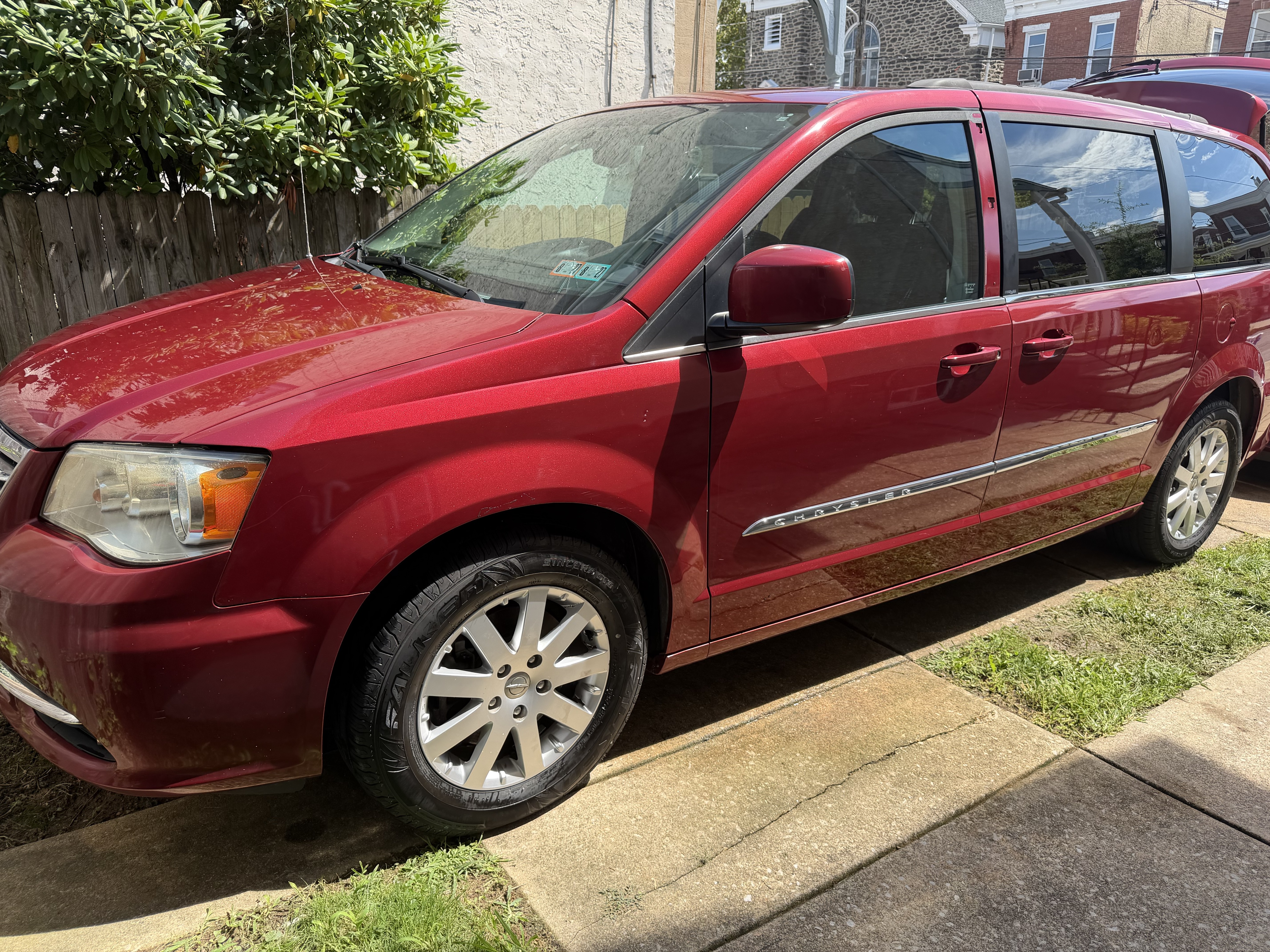 Used 2014 Chrysler Town & Country Touring FWD image 1