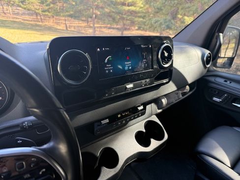Used 2019 Mercedes-Benz Sprinter 2500 image 8