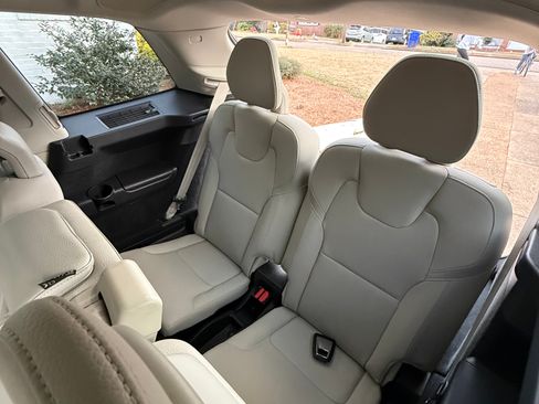 Used 2019 Volvo XC90 T5 Momentum w/ Multimedia Package image 23