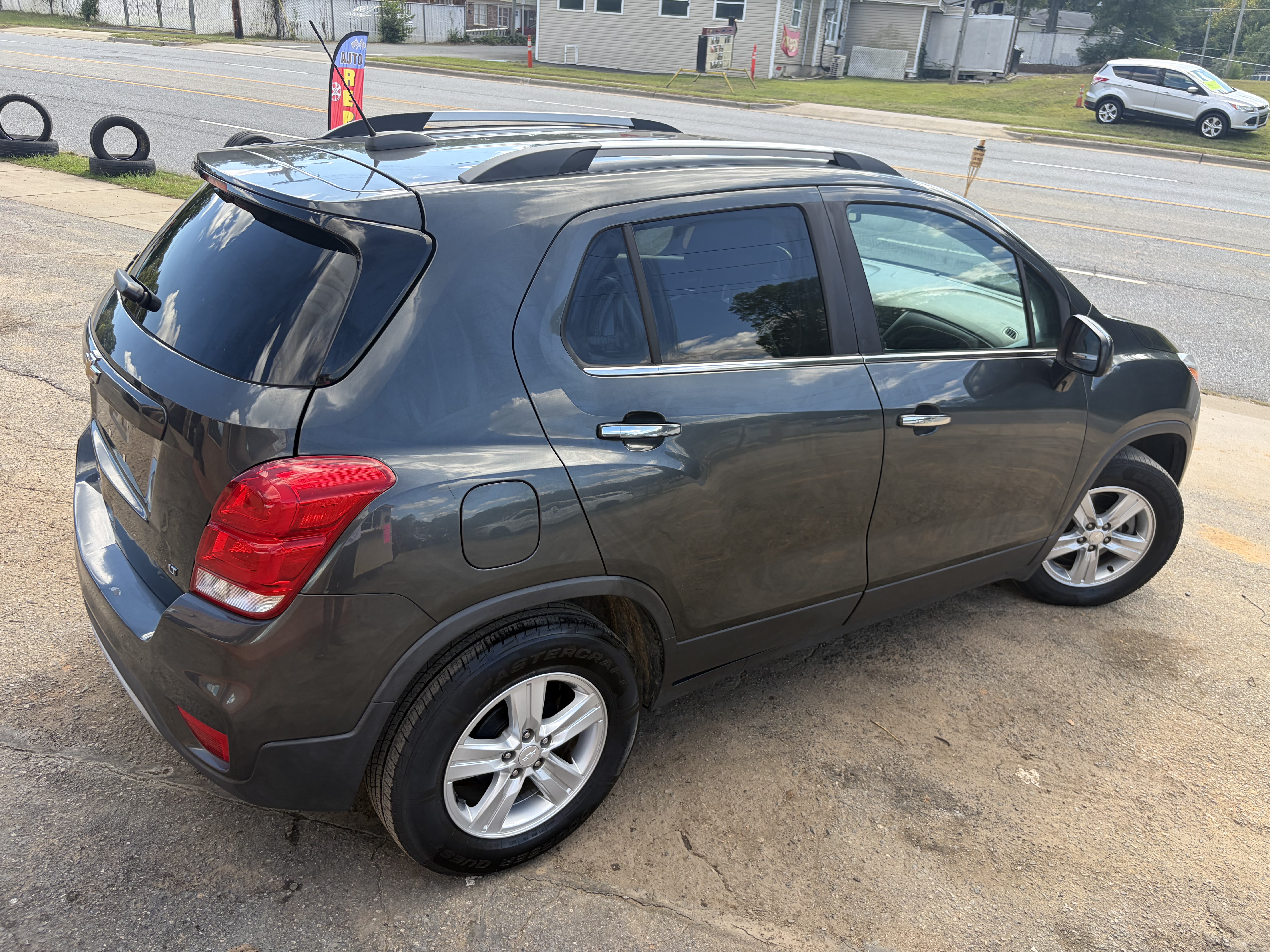 Used 2019 Chevrolet Trax LT w/ LT Convenience Package FWD image 4
