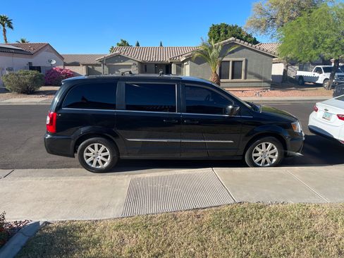 Used 2016 Chrysler Town & Country Touring image 1