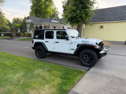 Used 2024 Jeep Wrangler Unlimited Sport AWD/4WD image 6