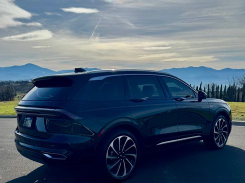 Used 2024 Lincoln Nautilus Black Label image 8