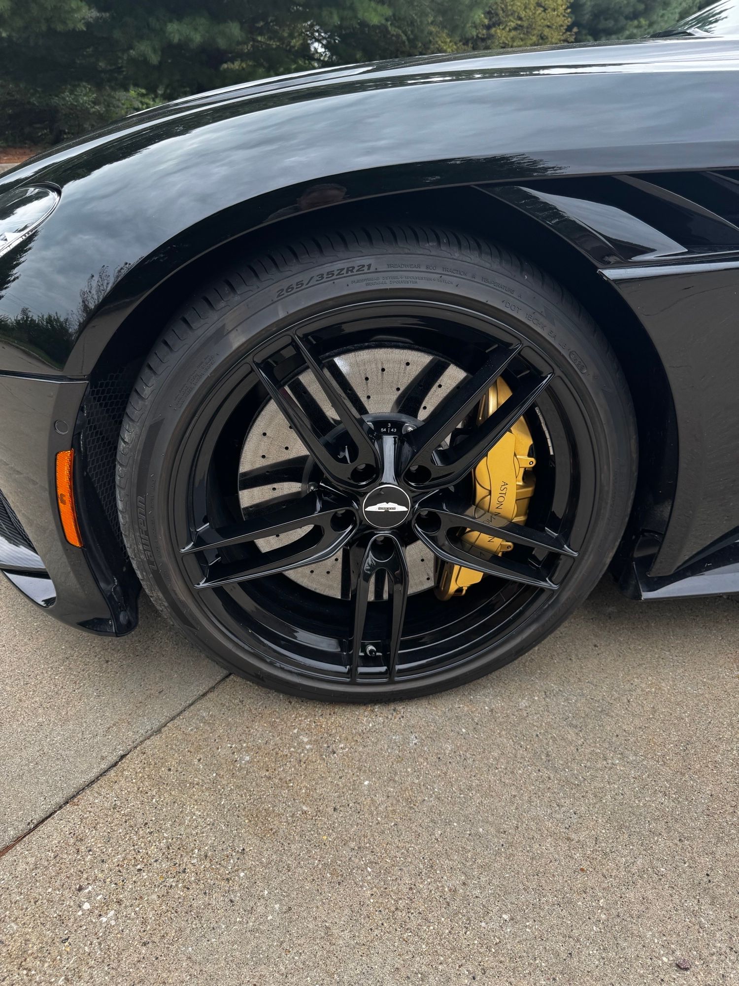 Used 2022 Aston Martin DBS Superleggera RWD image 4