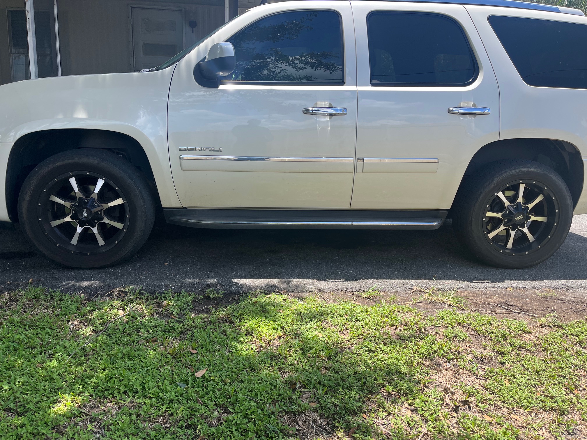 Used 2014 GMC Yukon Denali AWD/4WD image 2