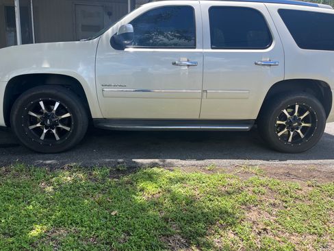 Used 2014 GMC Yukon Denali AWD/4WD image 2