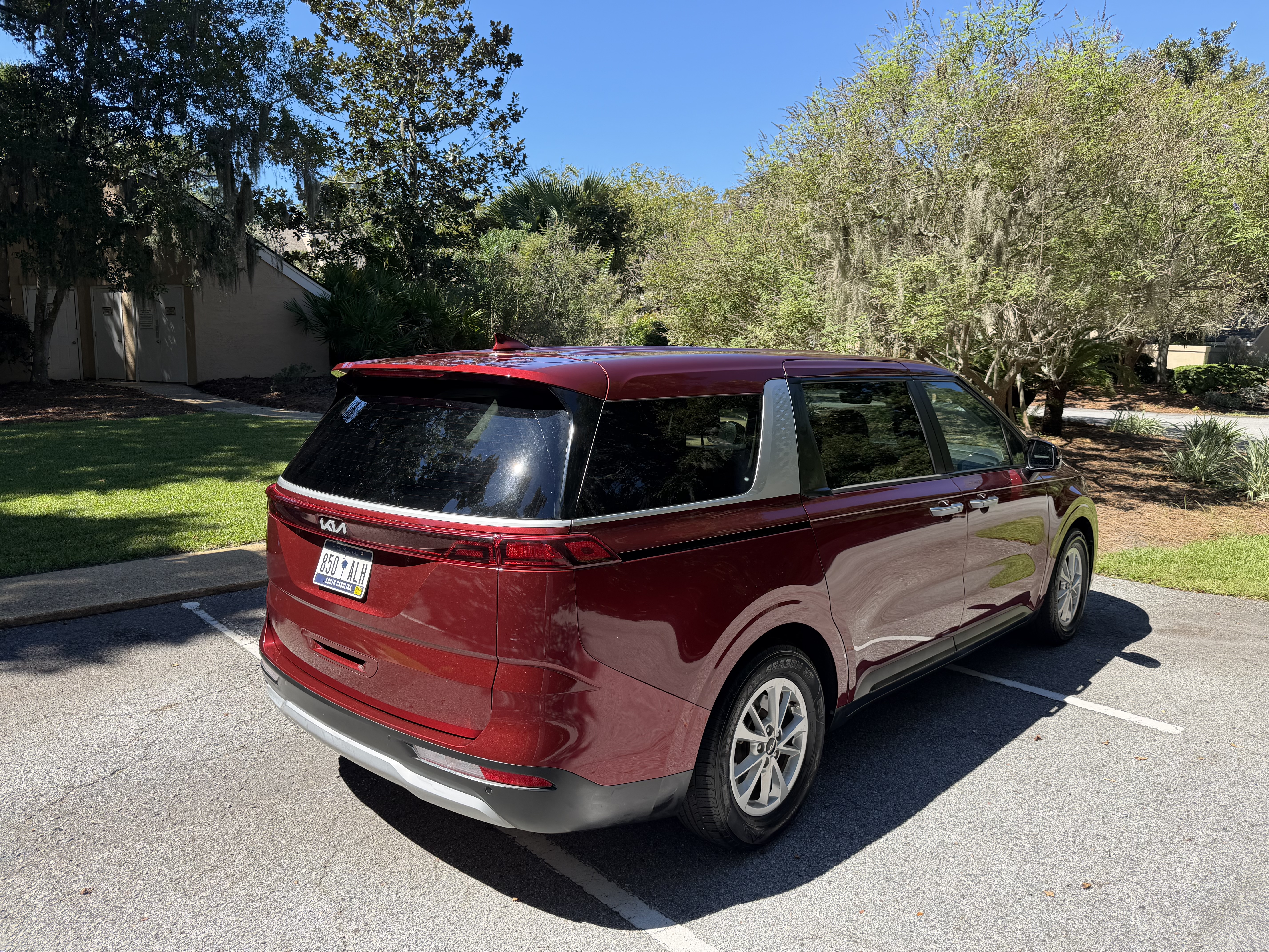 Used 2022 Kia Carnival LX FWD image 4