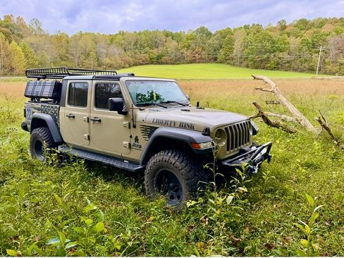 Used 2020 Jeep Gladiator Sport image 14