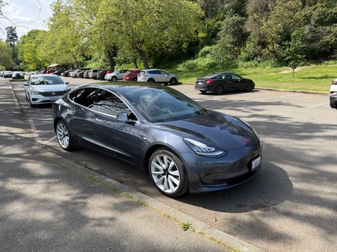 Used 2020 Tesla Model 3 Standard Range Plus RWD image 9