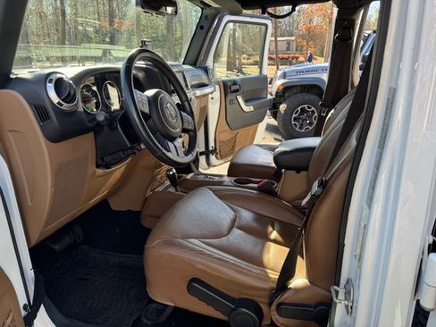 Used 2016 Jeep Wrangler Unlimited Sahara w/ Connectivity Group image 16