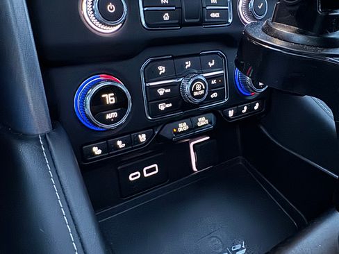 Used 2024 GMC Yukon SLT w/ SLT Premium Package image 12