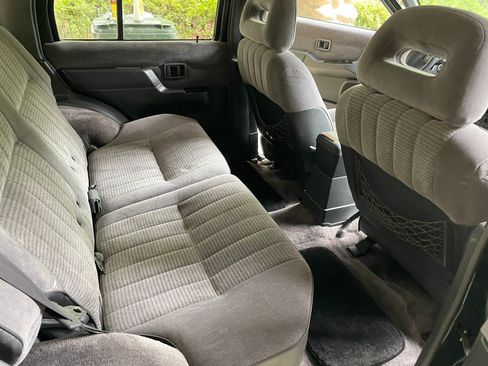 Used 1993 Nissan Pathfinder XE AWD/4WD image 14
