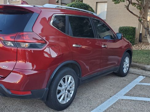 Used 2018 Nissan Rogue SV w/ Premium Package image 11