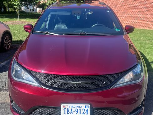 Used 2020 Chrysler Pacifica Touring-L Plus FWD image 2