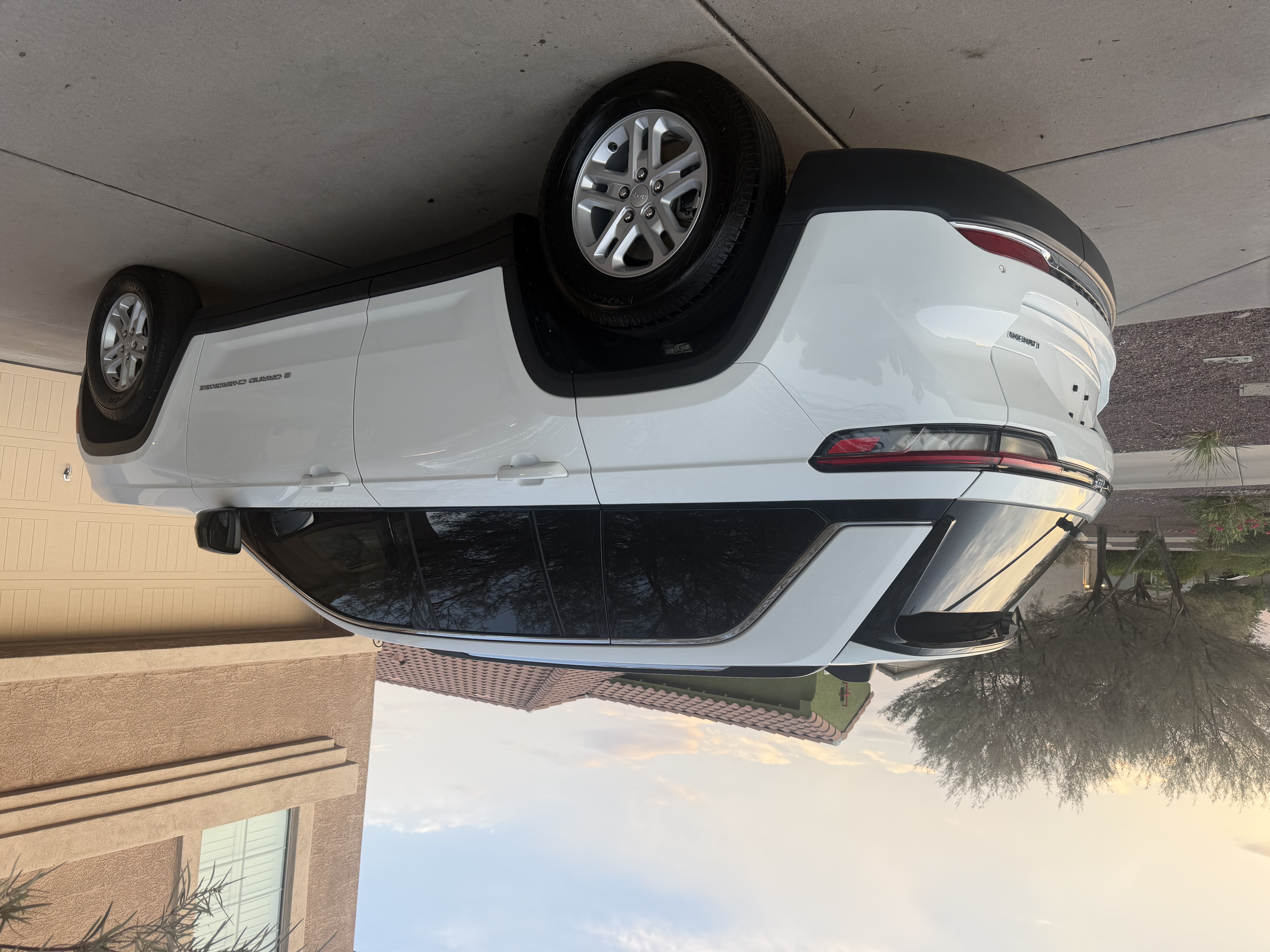 Used 2023 Jeep Grand Cherokee Laredo RWD image 1