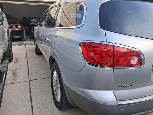 Used 2010 Buick Enclave CXL image 4