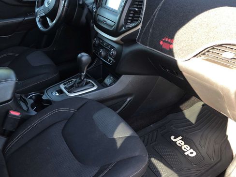 Used 2017 Jeep Cherokee Latitude image 9