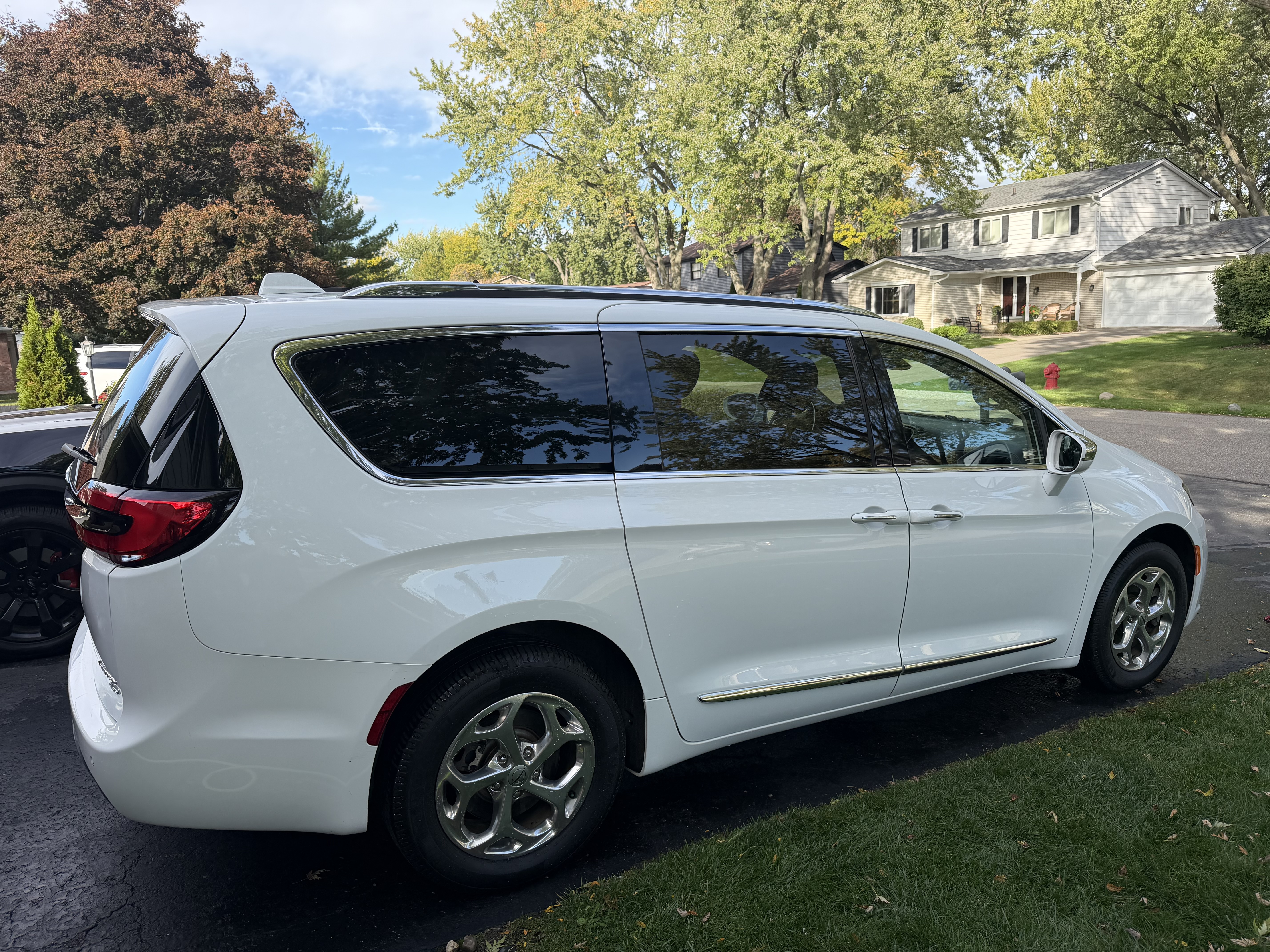 Used 2021 Chrysler Pacifica Limited AWD/4WD image 1