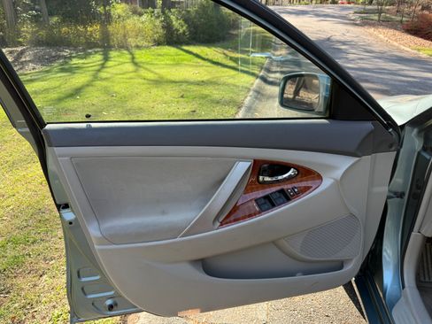 Used 2011 Toyota Camry XLE w/ SE/XLE Extra-Value Pkg image 14