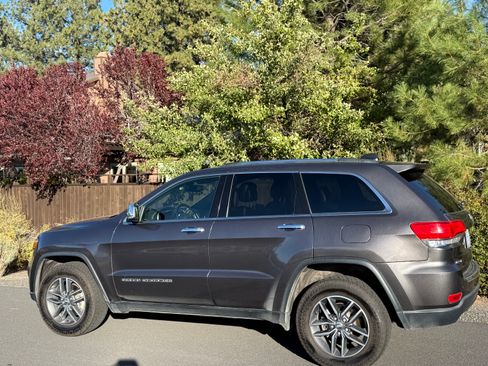 Used 2017 Jeep Grand Cherokee Limited w/ Luxury Group II image 5