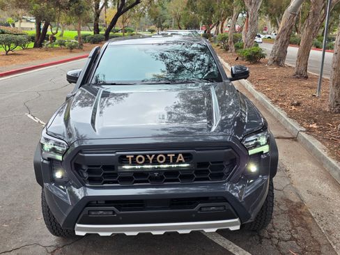 Used 2025 Toyota Tacoma 4x4 Double Cab Hybrid image 9