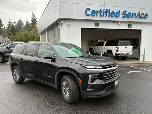 Used 2025 Chevrolet Traverse LT AWD/4WD image 1