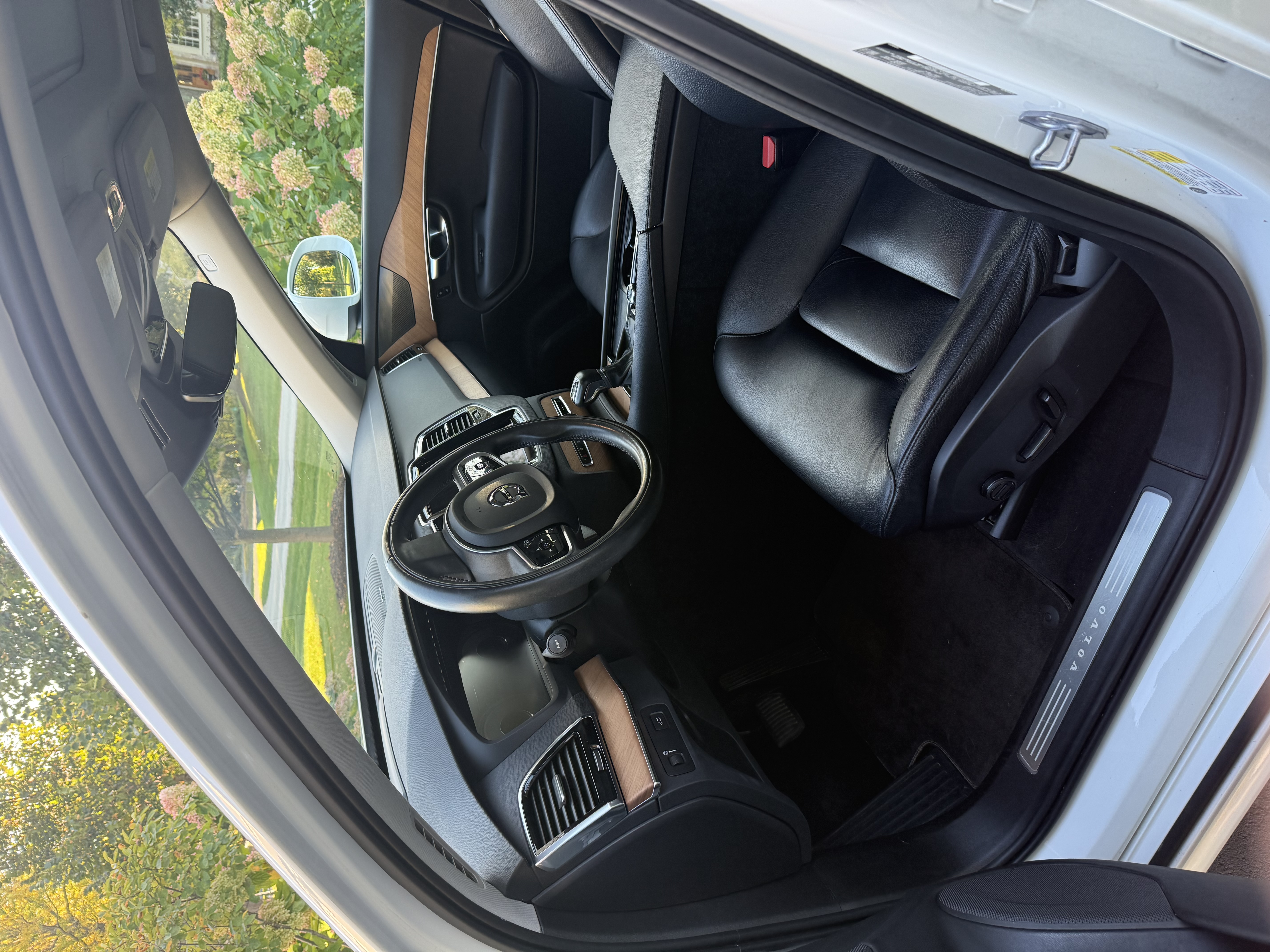 Used 2022 Volvo XC90 T6 Momentum AWD/4WD image 5