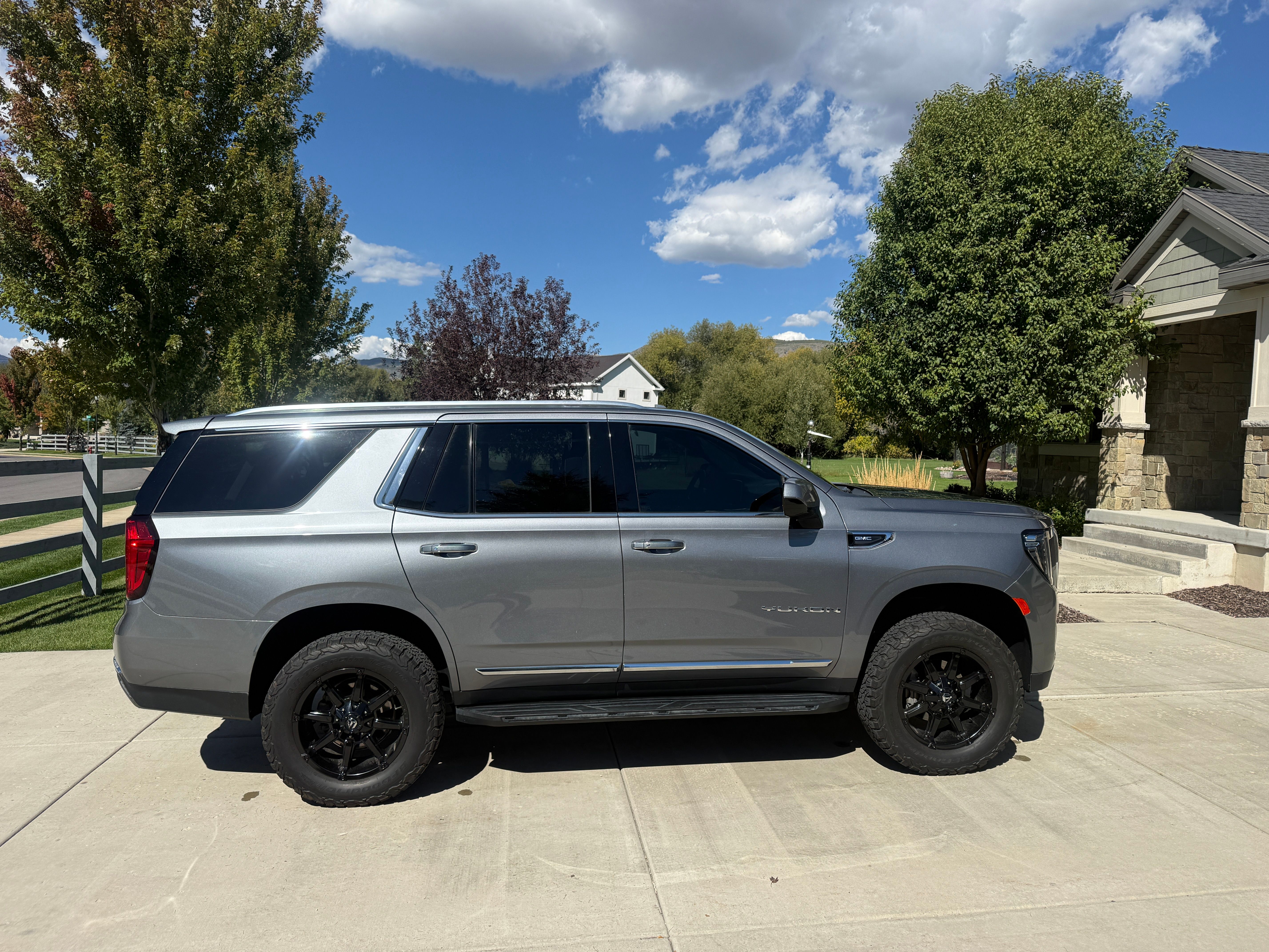Used 2021 GMC Yukon SLT w/ Rear Media and Nav Package AWD/4WD image 2