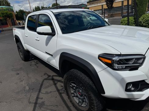 Used 2023 Toyota Tacoma TRD Off-Road w/ TRD Premium Off Road Package AWD/4WD image 4