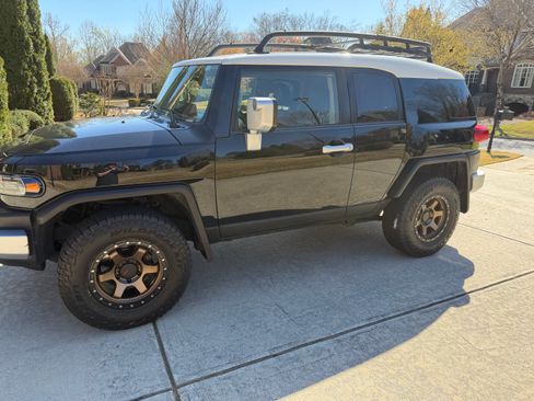 Used 2014 Toyota FJ Cruiser 4WD w/ Convenience Package image 2