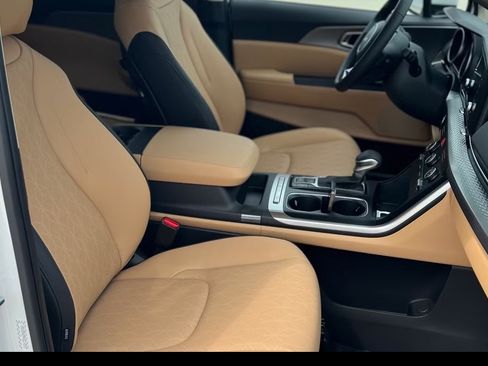 Used 2023 Kia Carnival LX FWD image 6