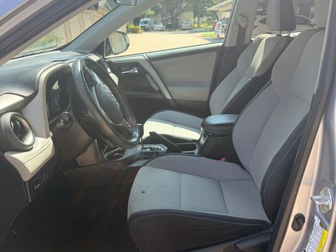 Used 2017 Toyota RAV4 XLE FWD image 9