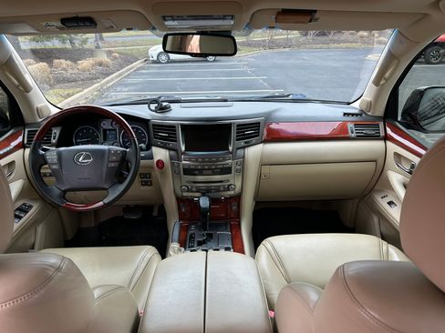 Used 2009 Lexus LX 570 4WD w/ Preferred Accessory Pkg image 14