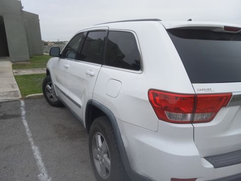 Used 2013 Jeep Grand Cherokee Laredo image 2