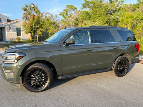 Used 2022 Ford Expedition XLT image 2