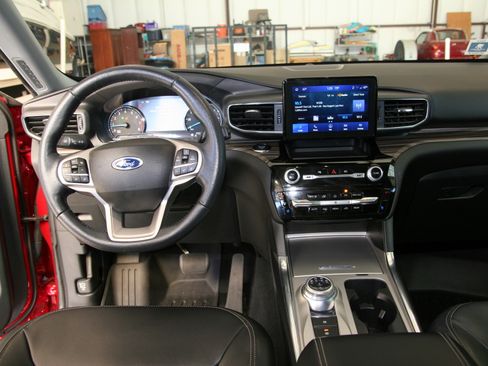 Used 2022 Ford Explorer Limited w/ Equipment Group 301A image 18