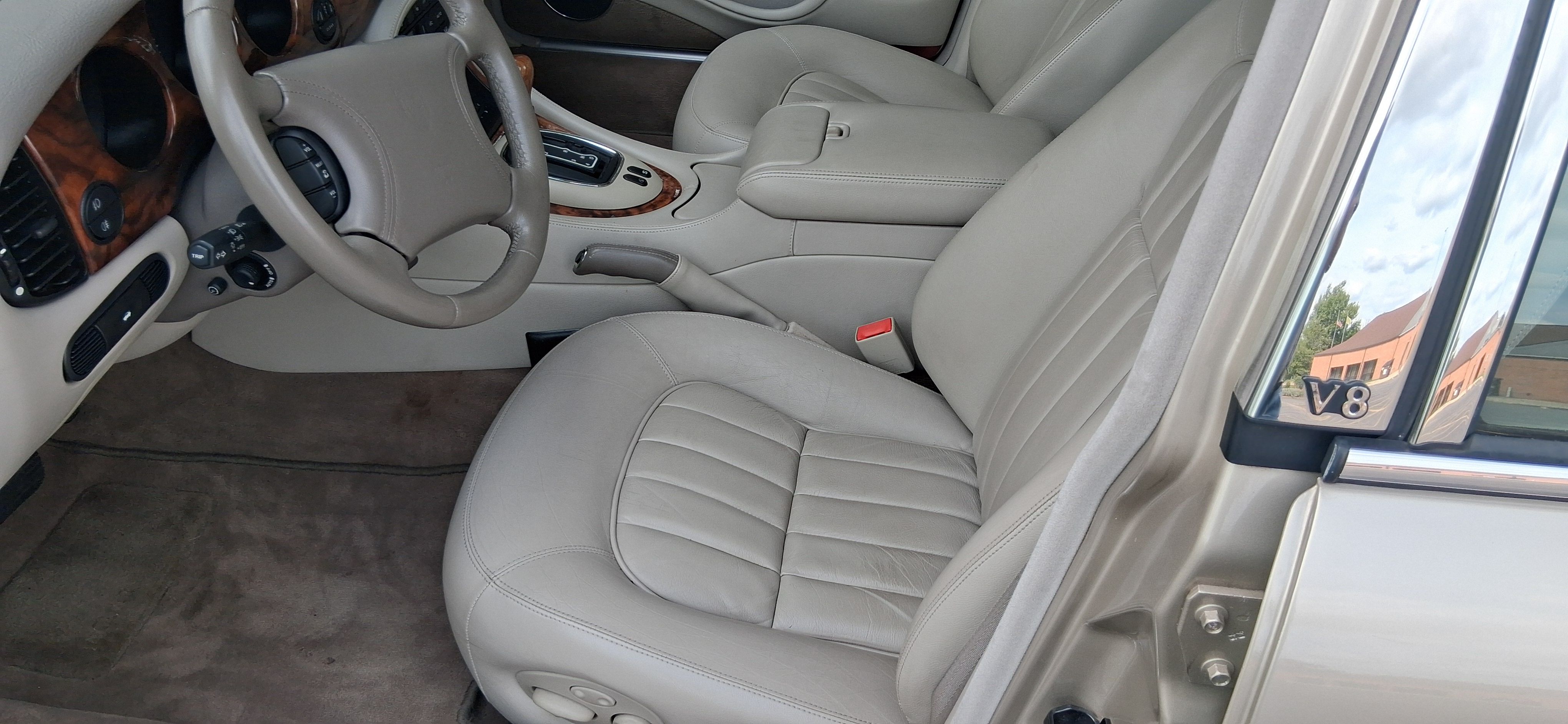 Used 1998 Jaguar XJ8 RWD image 11