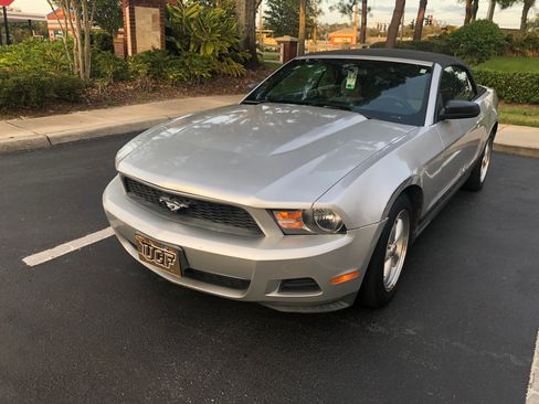Used 2010 Ford Mustang Convertible image 4