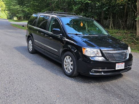 Used 2016 Chrysler Town & Country Touring image 1