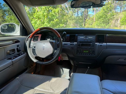 Used 2009 Lincoln Town Car Signature Limited RWD image 14