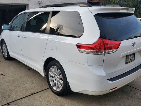 Used 2011 Toyota Sienna XLE image 4
