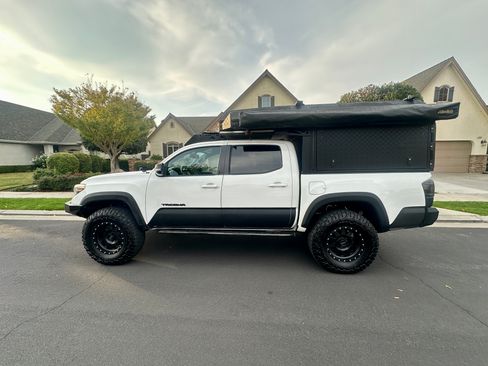 Used 2017 Toyota Tacoma TRD Off-Road image 5