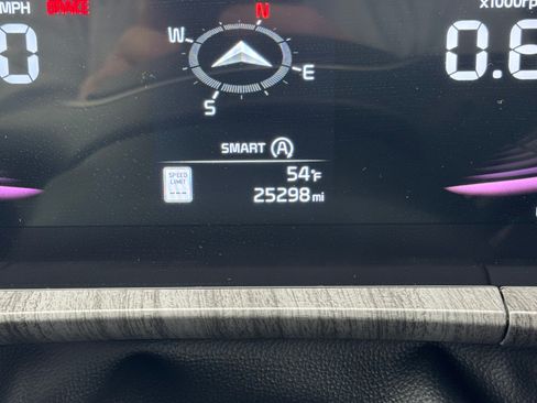 Used 2024 Kia Telluride EX w/ EX Captain's Chair Package image 12