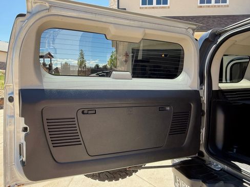 Used 2010 HUMMER H3 Luxury w/ Appearance Package image 19