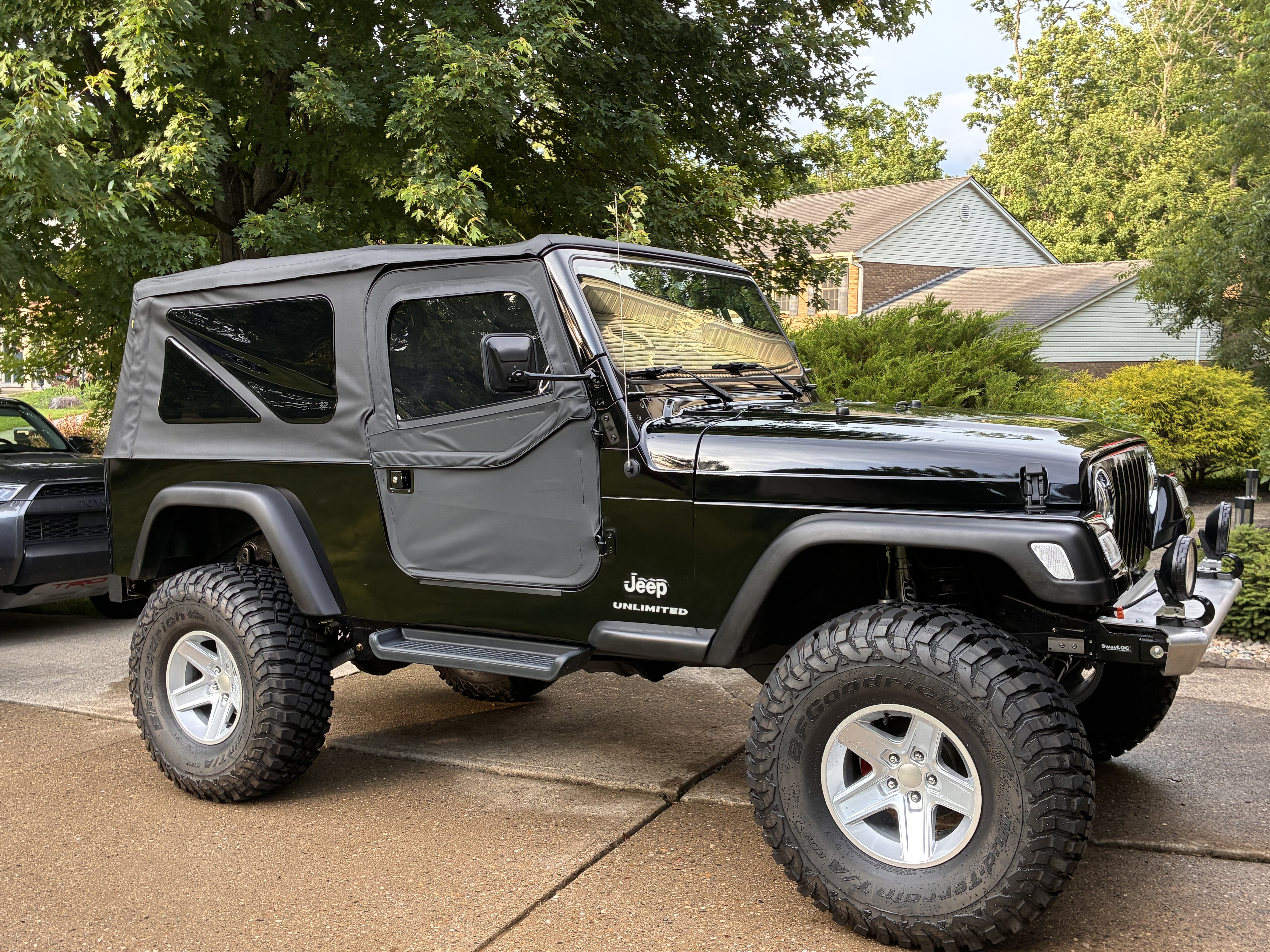 Used 2004 Jeep Wrangler 4WD image 2