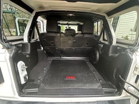 Used 2020 Jeep Wrangler Unlimited Sahara image 11